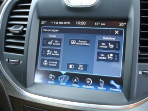 Das Touchscreen-Display im Lancia Thema 3.0 V6 CRD