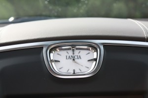 Das Analoguhr des neuen Lancia Thema 3.0 V6 CRD