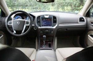 Das Armaturenbrett des Lancia Thema 3.0 V6 CRD