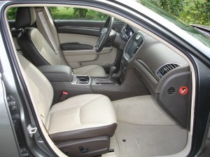 Die vorderen Sitze des Lancia Thema 3.0 V6 CRD