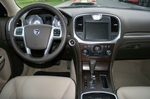 as Cockpit des 2012 Lancia Thema 3.0 CRD Executive