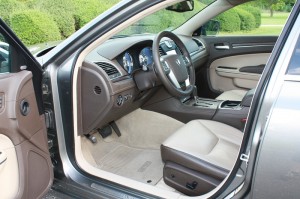 Fahrerseite: Die vorderen Ledersitze des Lancia Thema 3.0 V6 CRD