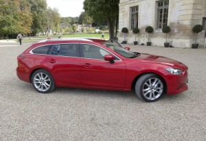 Roter Mazda6 als Kombi in der Seitenansicht