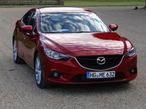 Der neue Mazda6 in Rot als Limousine