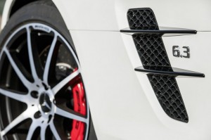 Der 6,2-Liter-V8-Frontmittelmotor des Mercedes-Benz SLS AMG GT leistet 435 kW / 591