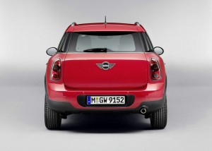Die Heckansicht des Mini Countryman in Rot