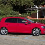 Roter Volkswagen Golf in der Seitenansicht