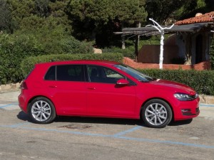 Roter Volkswagen Golf in der Seitenansicht