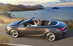 Das Opel Cascada Cabriolet in der Seitenansicht