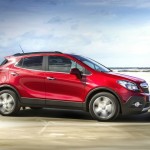 Roter Opel Mokka in der Seitenansicht