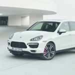 Der Porsche Cayenne Turbo S in Weiss kostet 151 702 Euro.