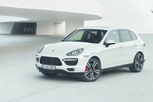 Der Porsche Cayenne Turbo S in Weiss kostet 151 702 Euro.