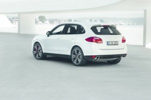 Weisser Porsche Cayenne Turbo S in der Heckansicht