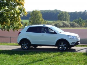 Weißer Ssangyong Korando in der Seitenansicht