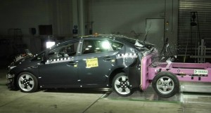 Toyota-Hybridauto Prius im Dekra Crashtest