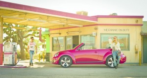 Rotes VW Beetle Cabrio in der Seitenansicht