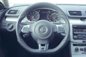 Lenkrad des VW CC R-Line mit Logo