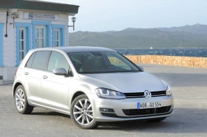 VW Golf 7 in Silber in Sardinien (Standaufnahme)