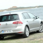 Silberner VW Golf 7 in der Heckansicht (Am Meer)