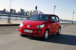 VW Up in Rot (Fahraufnahme)