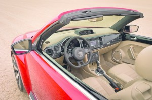 Das Interieur des VW Beetle Cabrio (Fahrerseite)