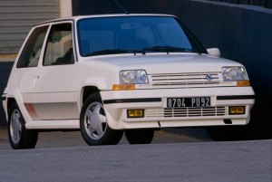 Renault R 5 GT Turbo in Weiss in der Frontansicht