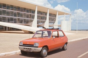 Der Oldtimer Renault R 5 in Rot