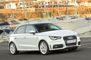 Weißer Audi A1 in der Front- Seitenansicht (Standaufnahme)