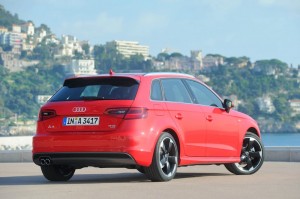 Roter Audi A3 Sportback in der Heckansicht