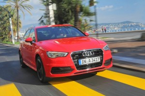 Der Audi A3 Sportback in Rot (Frontansicht, Fahraufnahme)