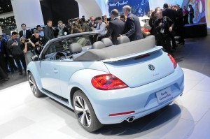 VW Beetle Cabrio in LA Messe - Verdeck offen