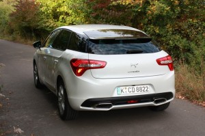 Weisser Citroen DS5 Hybrid 4 in der Heckansicht