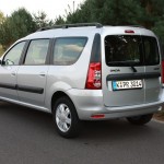Silberner Dacia Logan MCV 1.6 in der Heckansicht