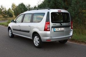 Silberner Dacia Logan MCV 1.6 in der Heckansicht