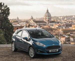 Blauer Ford Fiesta von vorne