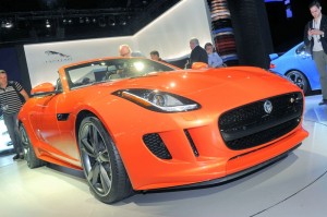 Orangener Jaguar F-TYPE in der Frontansicht