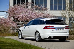 Weißer Jaguar XF Sportbrake als 3.0 Diesel