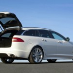 Die Heckansicht eines weissen Jaguar XF Sportbrake