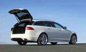 Die Heckansicht eines weissen Jaguar XF Sportbrake