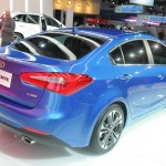 Blauer Kia Forte auf der Automesse in Los Angeles 2012