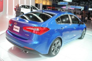 Blauer Kia Forte auf der Automesse in Los Angeles 2012