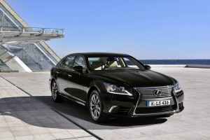 Schwarzer Lexus LS 460 in der Frontansicht