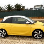 Gelber Opel Adam in der Seitenansicht