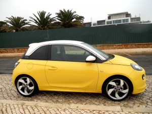 Gelber Opel Adam in der Seitenansicht