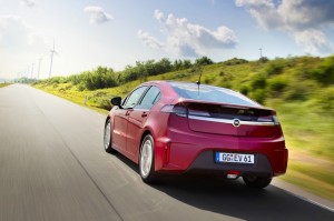 Roter Opel Ampera in der Heckansicht (Fahraufnahme)
