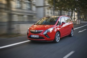 Roter Opel Zafira Tourer in der Front- Seitenansicht (2012)