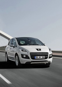 Peugeot 3008 Hybrid4 in Weiss - Front