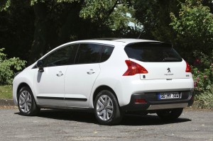 Weisser Peugeot 3008 Hybrid4 in der Seiten- Heckansicht