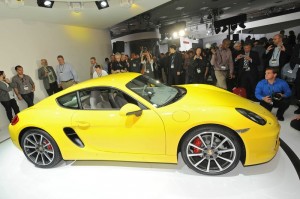 Der neue Porsche Cayman in der Seitenansichjt (Gelb)