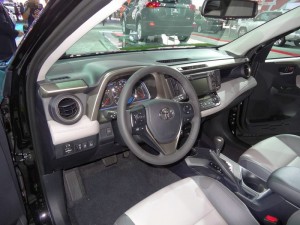 Der Innenraum des Toyota RAV4 Modell 2013